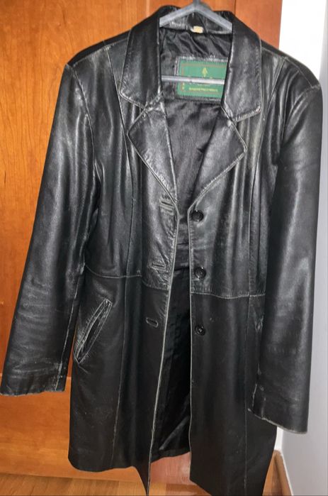 Casaco comprido, preto, em pele da “Casa das Peles do Cartaxo”