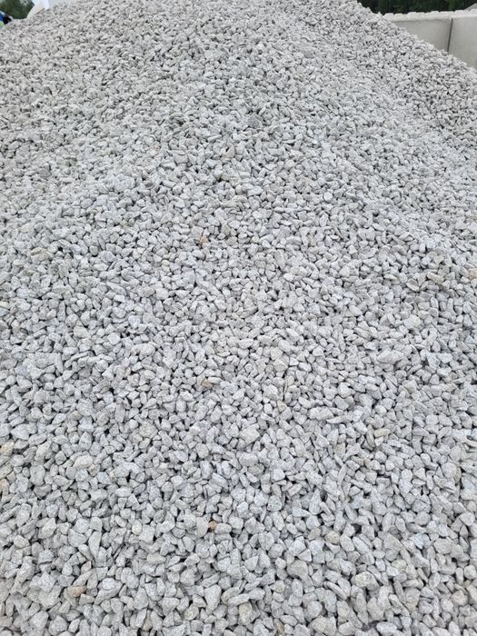 Kamień ozdobny granit Dalmatyńczyk 16-22 / 8-16 Kamień ogrodowy Grys granitowy Dalmatino
