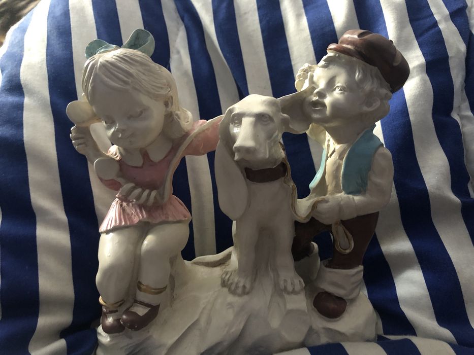 Статуєтк а  хлопчик собака і дівчинка