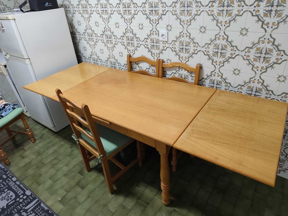 Mesa madeira extensível com 4 cadeiras.