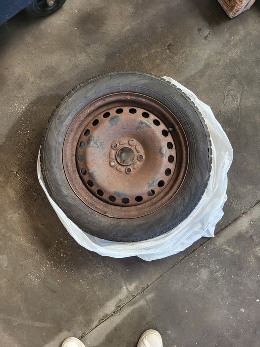 Pneus vredestein 205 55 R16 com jante de ferro