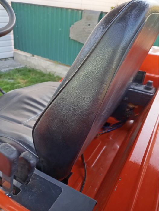 В ціну входить трактор Kubota GL-19, плуг, косарка та фриза