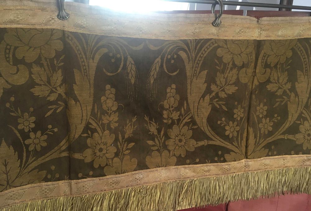 Brocado com franja SecXVIII e talha em madeira maciça Sec XIX