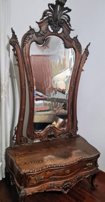 Espelho "psiché", estilo D. João V, em madeira de castanho