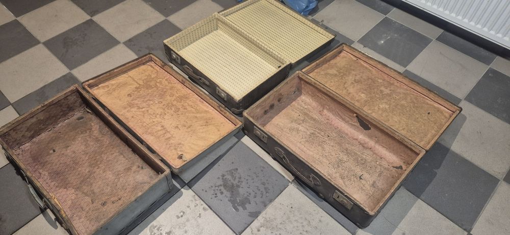 Cztery stare walizki