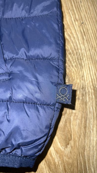 Lekko ocieplaną kurtka dziecięca Granatowa 110 cm Benetton