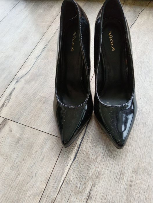 Lakierowane buty na obcasie
