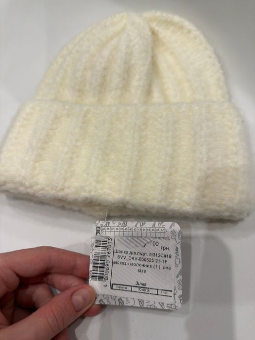 Тепла жіноча шапка