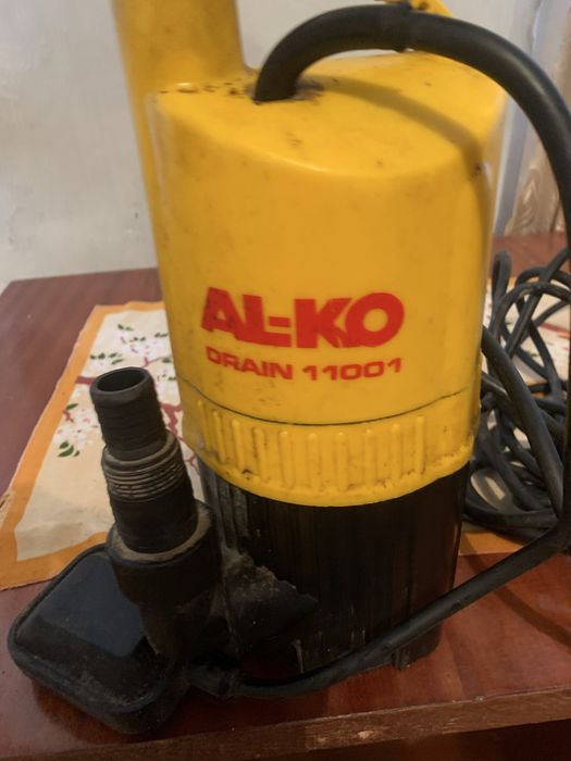 Насос та шланг для відкачування води та поливу