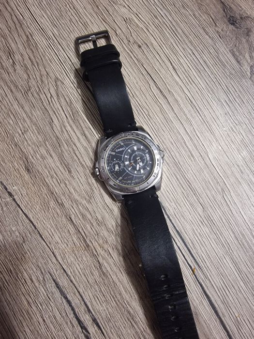 Casio AMW 103na pasku skórzanym, skóra naturalna.