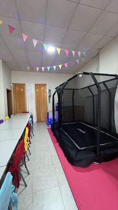 Trampolim retangular com rede de proteçao