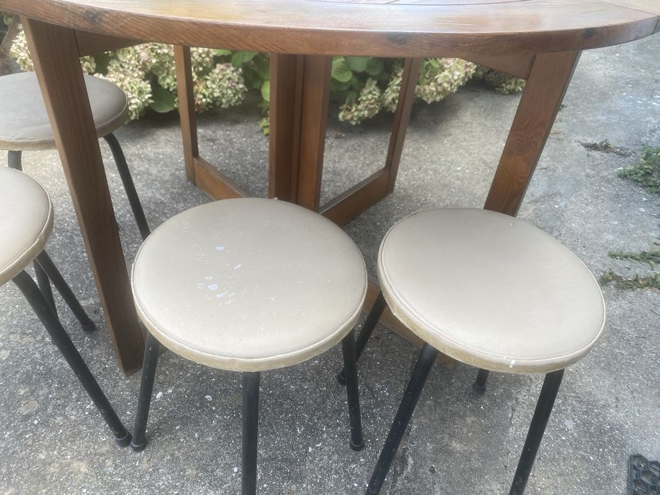 Mesa de madeira com 4 bancos
