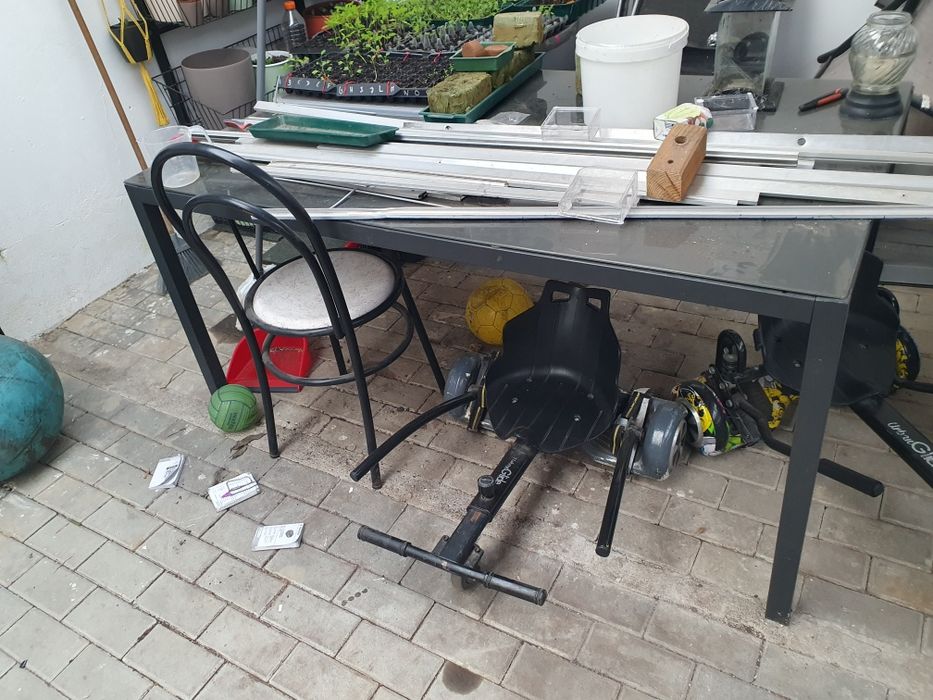 Mesa de metal com tampo em vidro