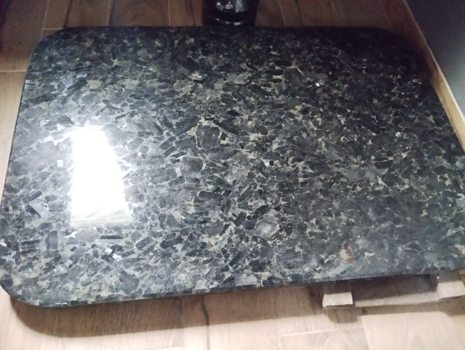 Стіл з граніту і ніжкою