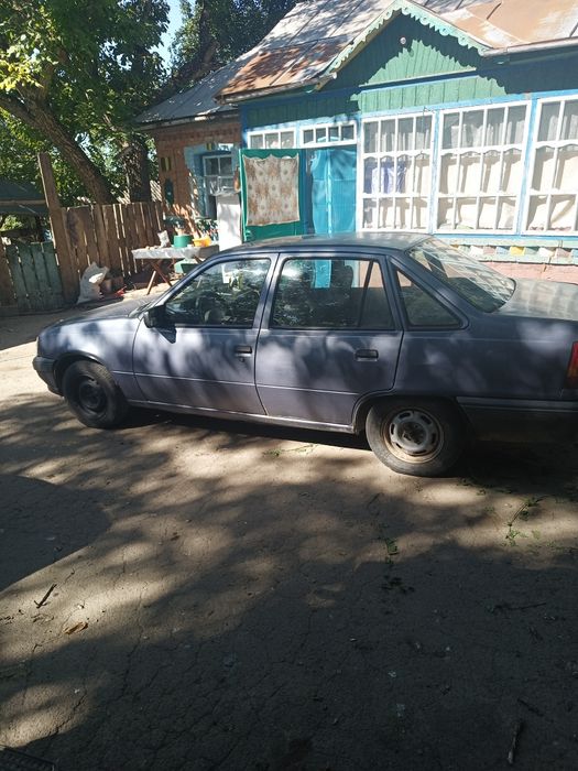 автомобіл Опель в хорошому стані