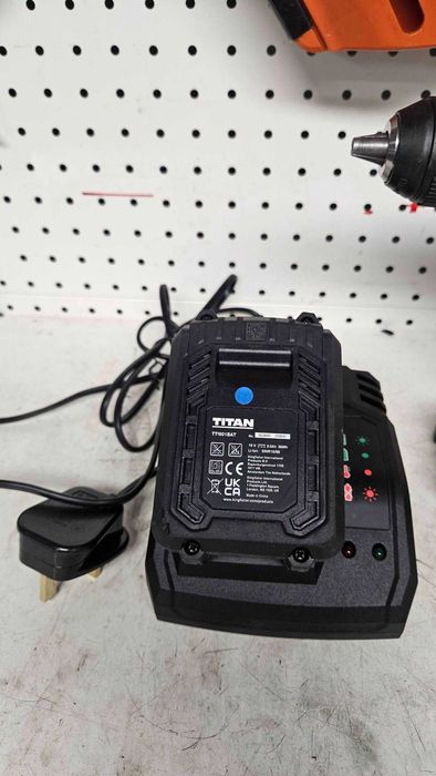 Wkrętarka Titan TTB884COM 18V 2X2AH