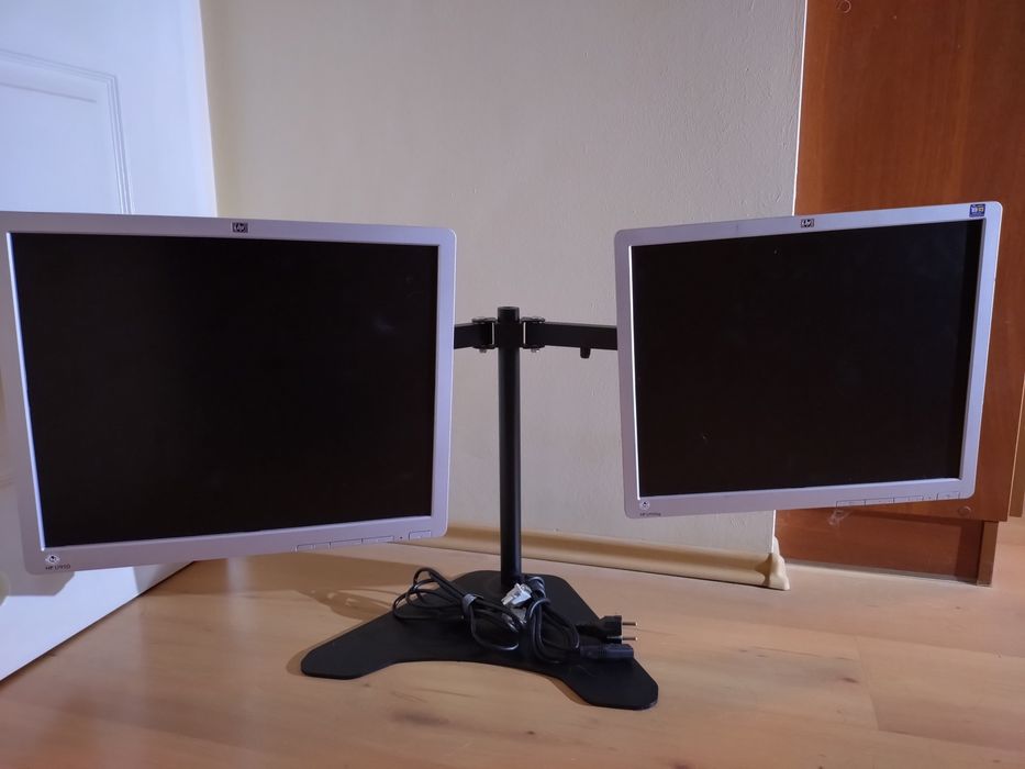 2x monitor HP L1950g 19'' na stojaku na dwa monitory