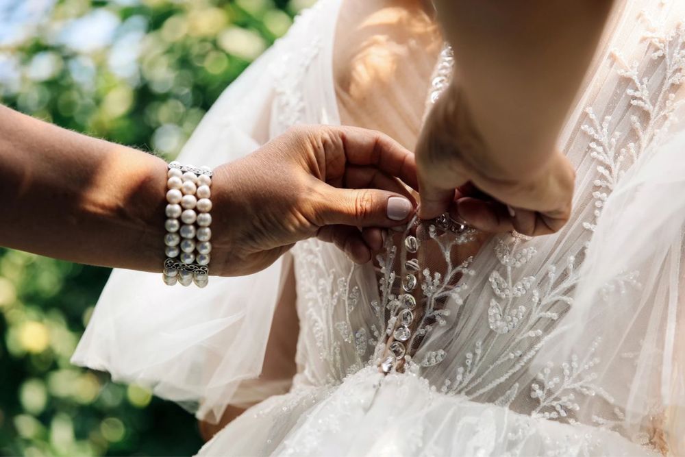 Весільня сукня.    .