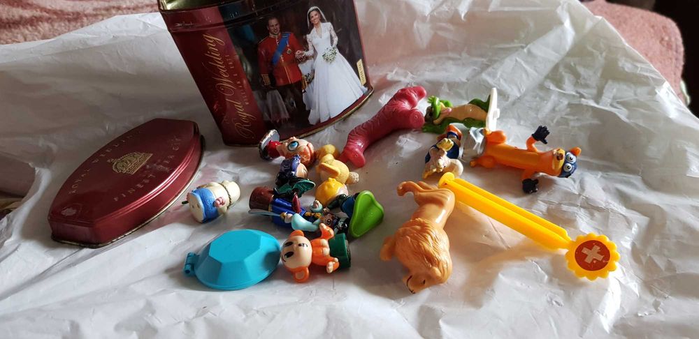 Игрушки пластмассовые для детей.