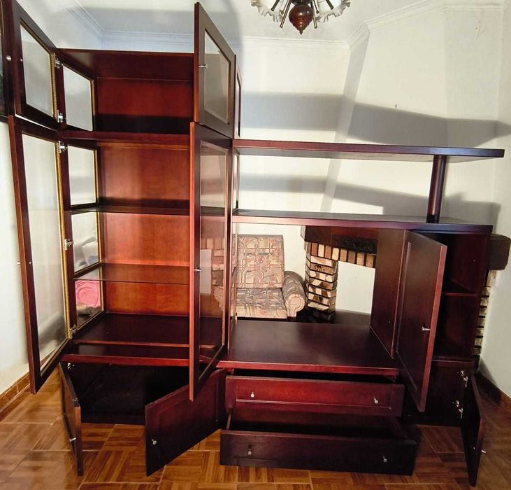 Móvel de sala modular em cerejeira c/ vitrines, prateleiras e gavetas