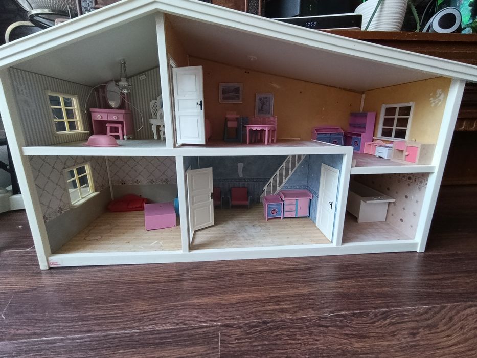 Domek dla lalek plus mebelki