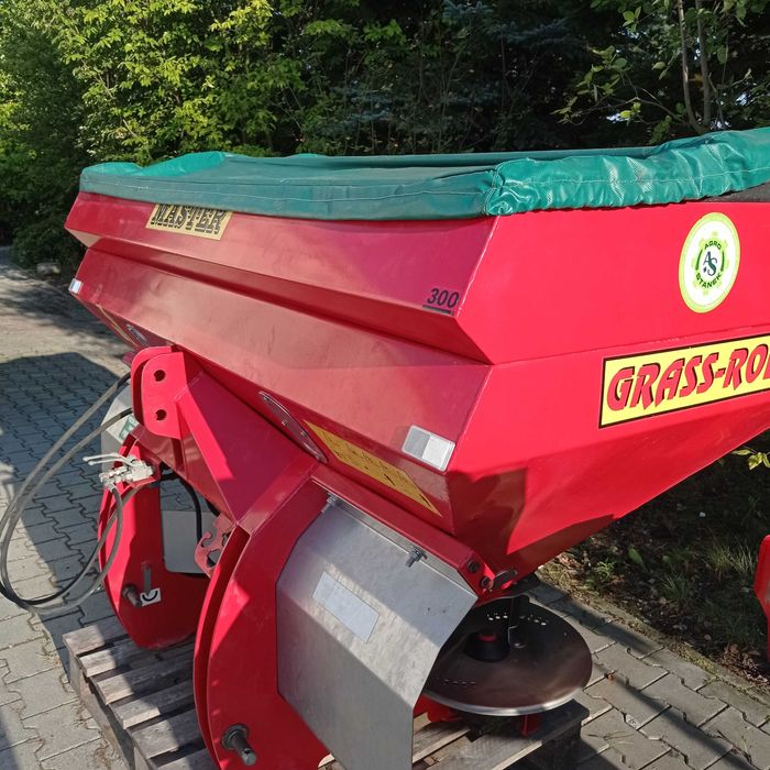 Rozsiewacz dwutarczowy MASTER 1000KG Grass-Rol