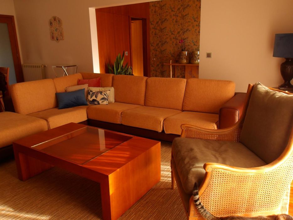 Conjunto de Sala – Sofá + Mesa de Centro + Aparador
