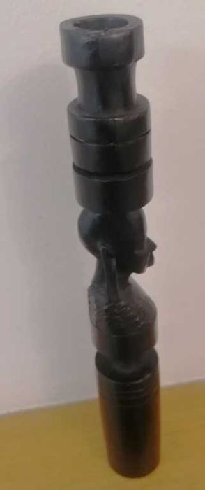 Porta velas cilíndrico em pau preto, com busto de homem