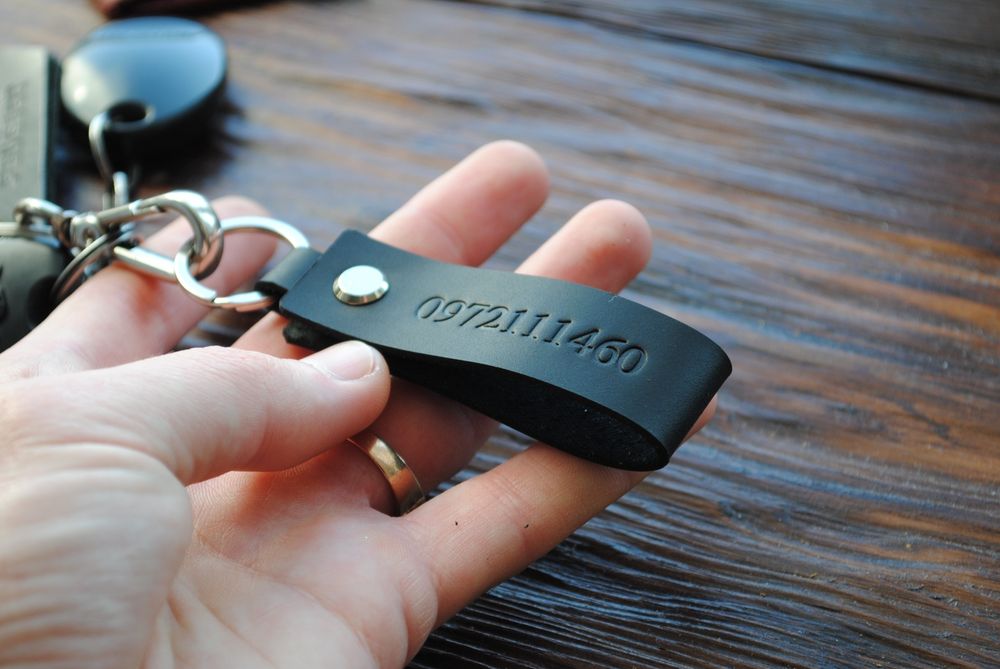 Шкіряний брелок з номером телефону. Брелок з логотипом автомобіля.