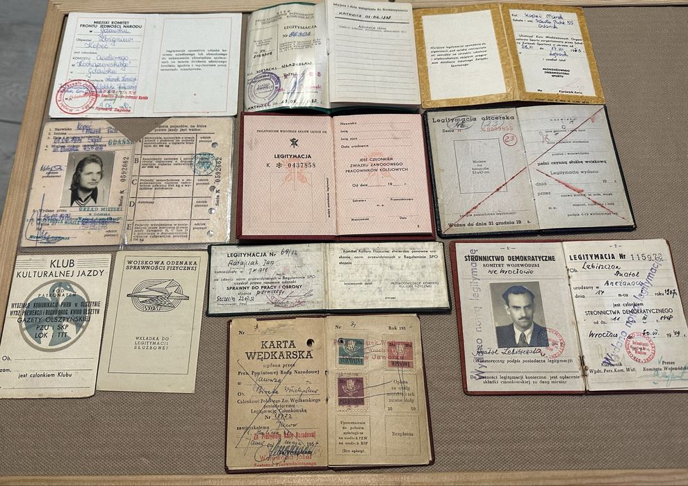 Zestaw 16 legitymacji PRL