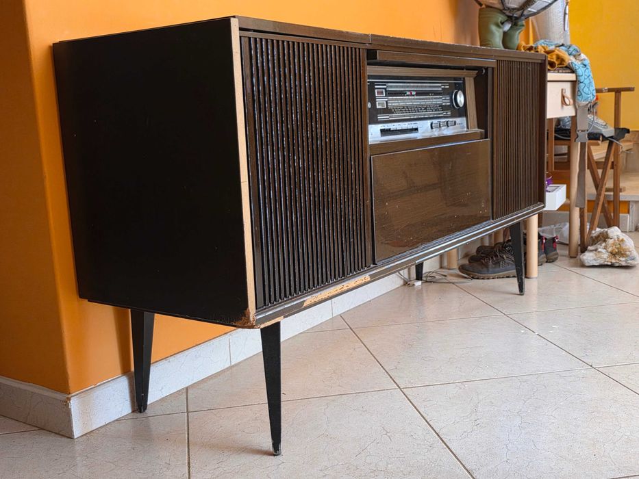Móvel com rádio antigo