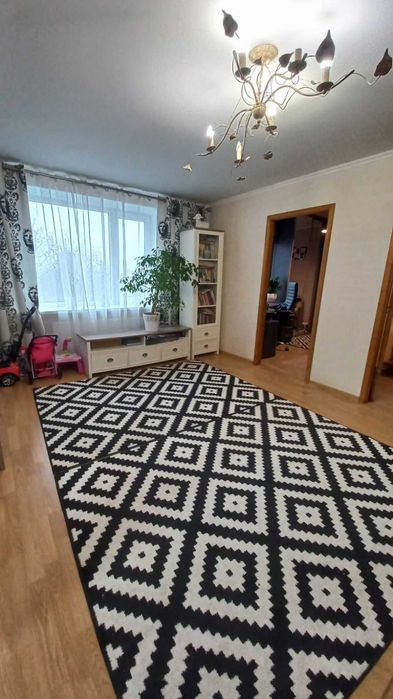 Трикімнатна квартира на Південно-Заході, хороший стан.
