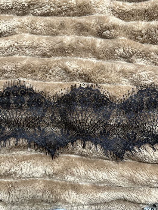 Ажурне французьке мереживо шантильї з війками чорний колір