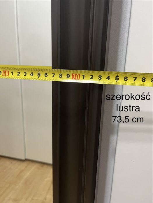 Lustro w szerokiej ramie