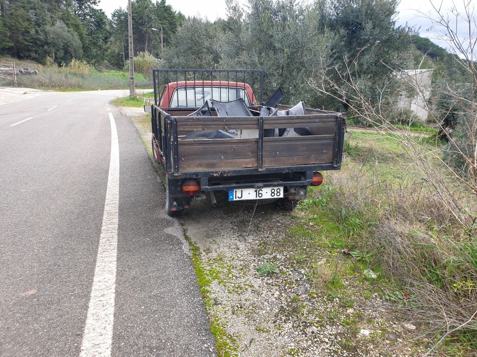 Vendo bedford com motor Isuzu com motor impecável, tem uns podres.