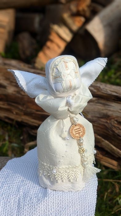 Lalka motanka Bożena symbolizuje światło, ochronę i dobrą energię.