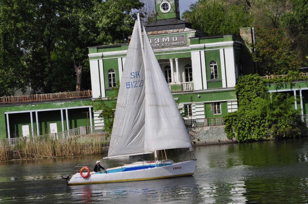 Яхта парусно-моторная