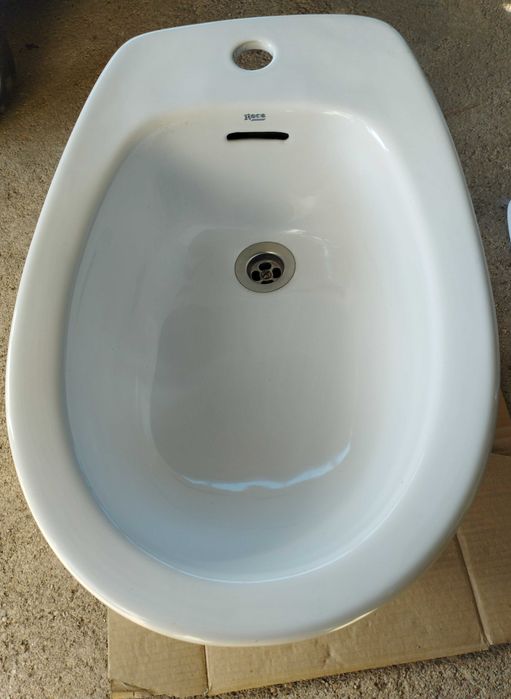 Bidé em cerâmica branca da marca Roca, como novo