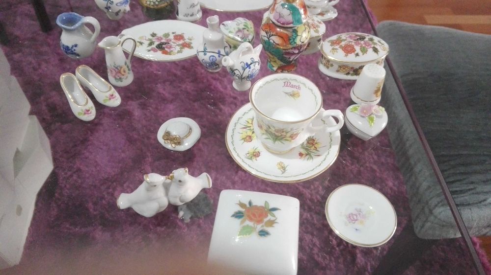 Armário com coleção de miniaturas em loiça fina - tudo 100 euros