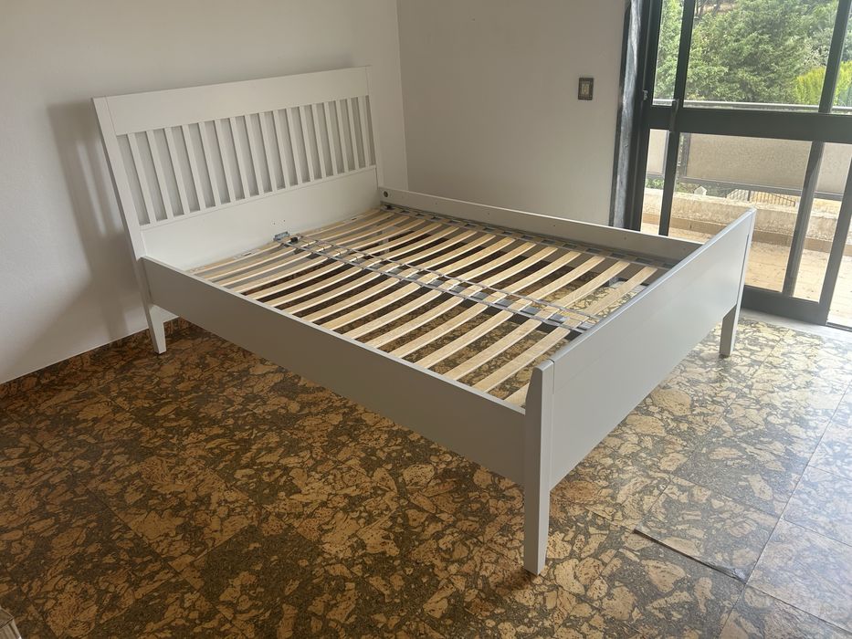 Cama branca 140 x 200