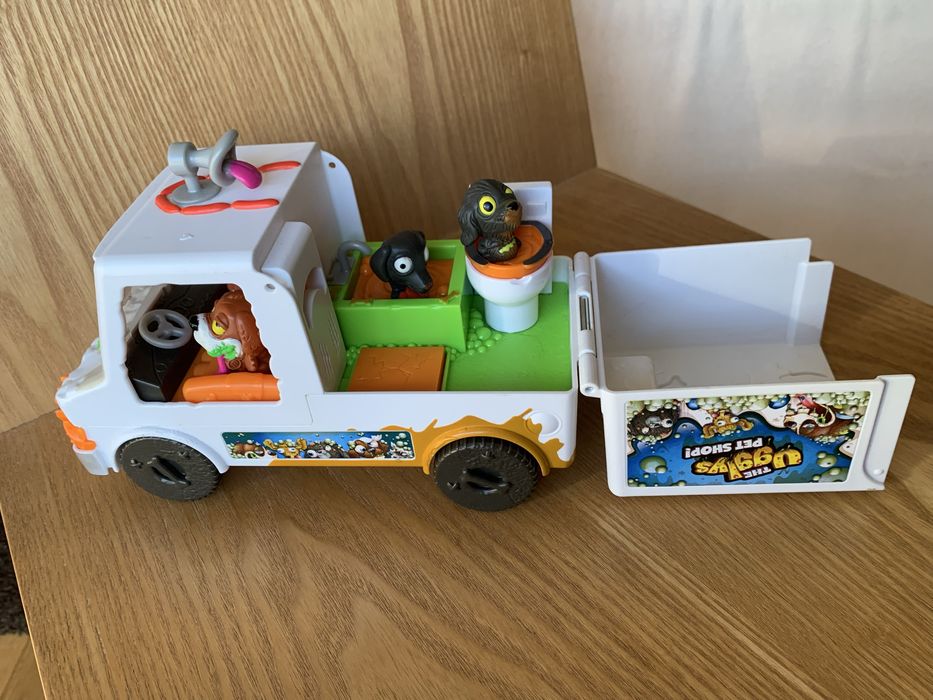 Ugglys pet shop (carrinha + 4 bonecos)