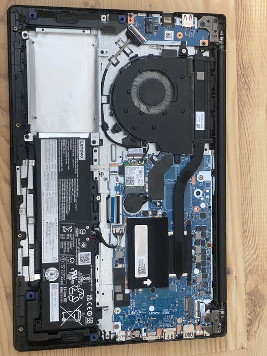 Laptop Lenovo i3-1215u