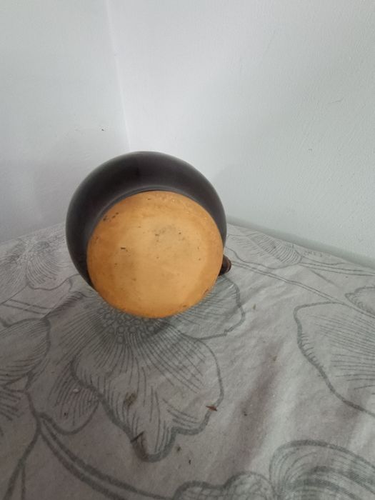 Ceramiczny wazonik z uchwytem