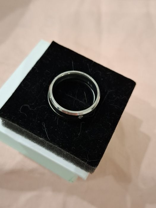 Conjunto de Alianças prateadas, 1 com brilhante, Aço novas
Tamanho 9
Valor não negociável