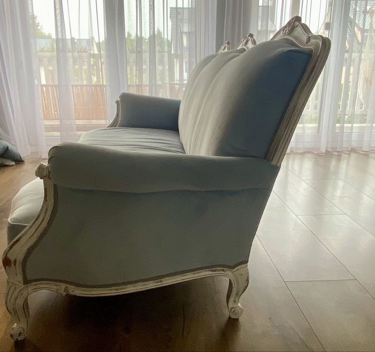 Błękitna francuska sofa