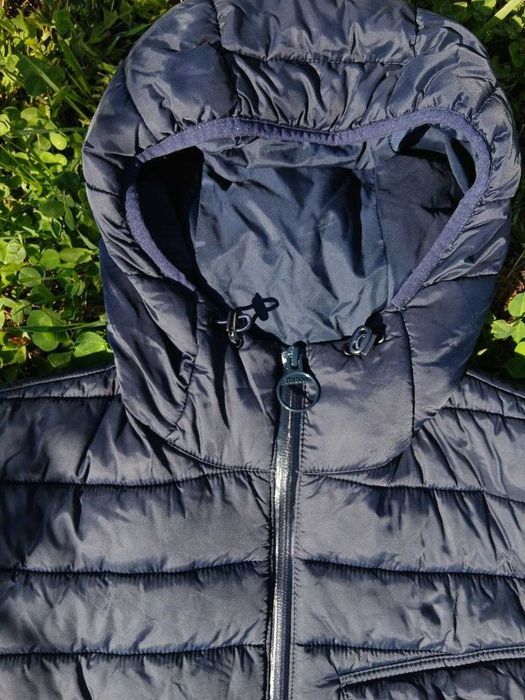 стильна демісезонна куртка Barbour International у темно-синьому кольорі.