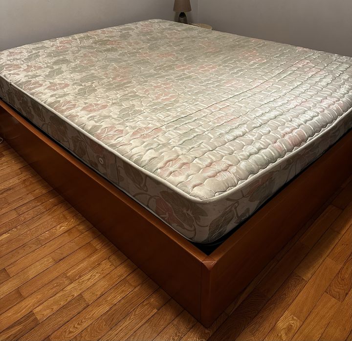 Cama casal com elevatoria