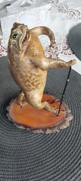 Postać żaby.na podstawce