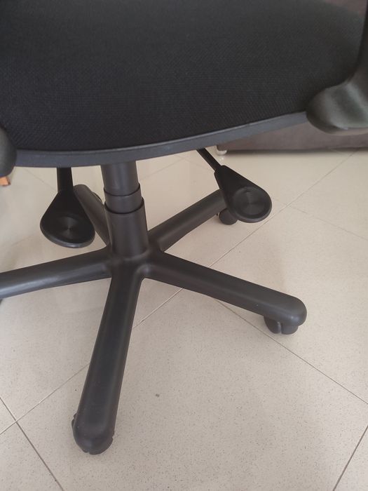 Cadeira de escritório / secretária excelente qualidade e confortável