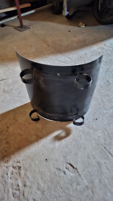 Metalowy kosz na drewno pod kominek